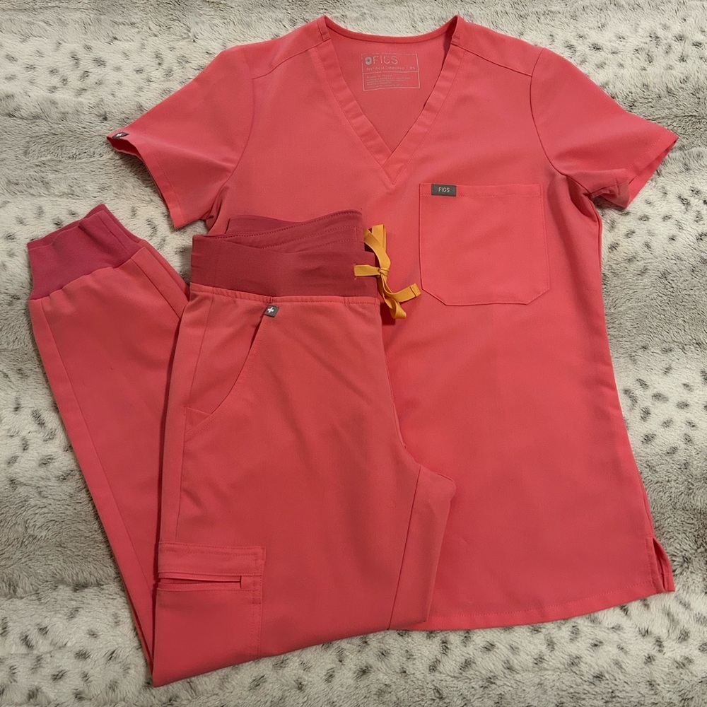 PINK Figs Scrub Top 💗🎀
